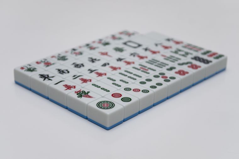 整齊排列的麻將牌具